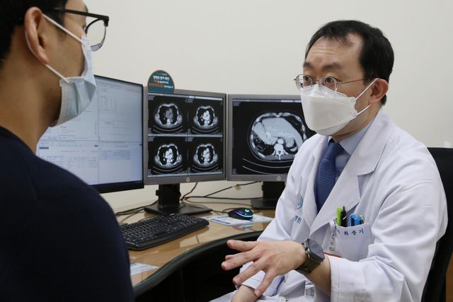 (서울=연합뉴스) 최종기 서울아산병원 소화기내과 교수가 만성 간질환 환자를 진료하고 있다 2025.04.30. [서울아산병원 제공. 재판매 및 DB 금지]