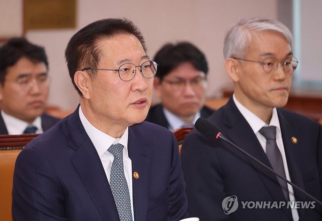 답하는 박성재 법무부 장관