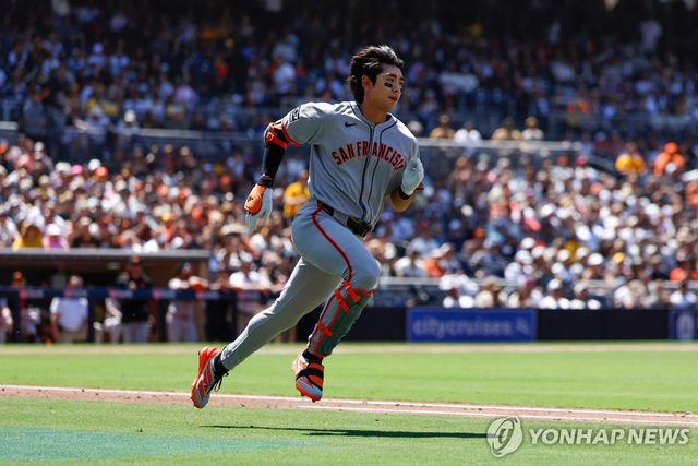 헬멧이 벗겨질 정도로 질주한 이정후의 내야 안타