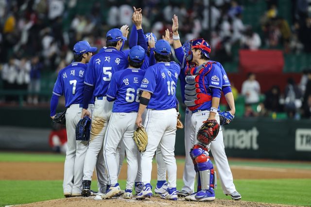 29일 SSG 전 승리 후 기뻐하는 삼성 선수들.