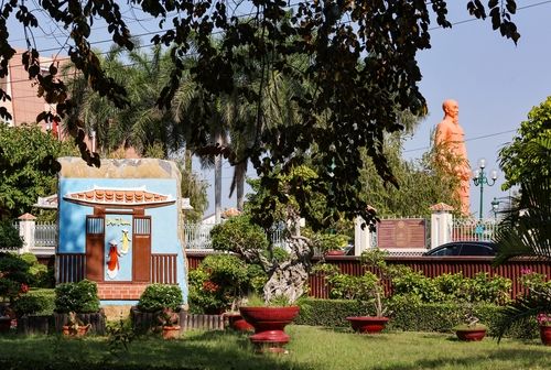 둑 탄 학교와 호찌민 동상 [사진/임헌정 기자]