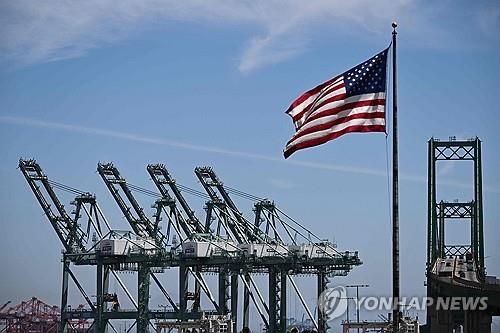 미 로스앤젤레스항의 크레인