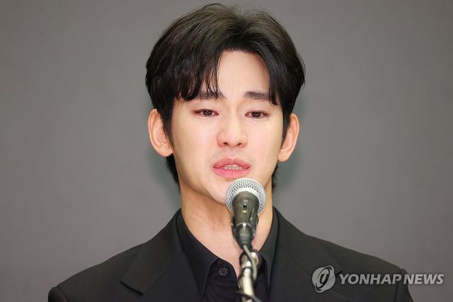 '사생활 논란' 김수현 눈물의 기자회견