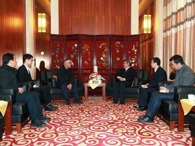 29일 평양 중국대사관에서 신화통신 기자들 만난 왕야쥔 주북 중국대사(오른쪽)