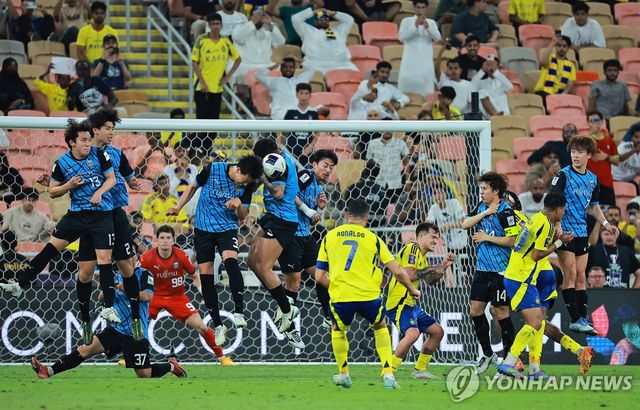 가와사키와 경기에서 프리킥하는 알나스르의 호날두.