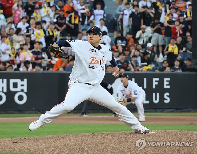 투구하는 류현진