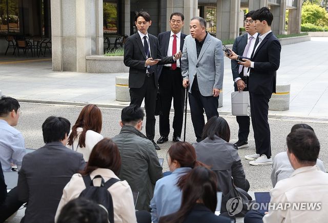 질문에 답하는 명태균 씨