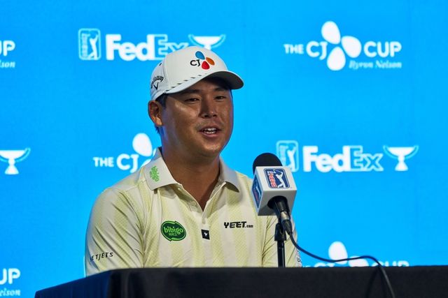 기자회견하는 김시우.