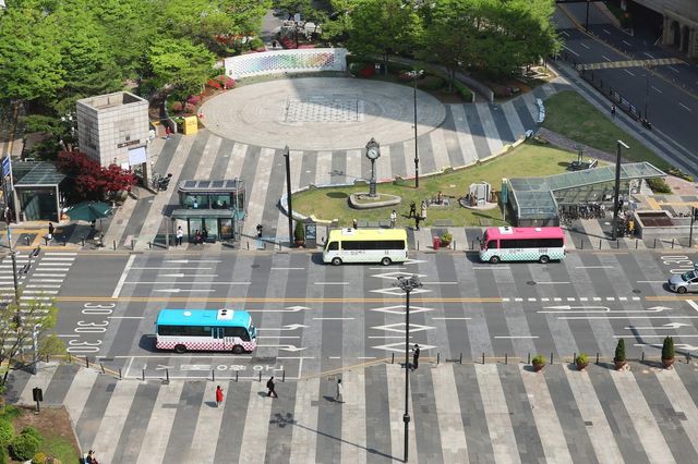  '성공버스' 3개 노선이 왕십리역을 지나는 모습