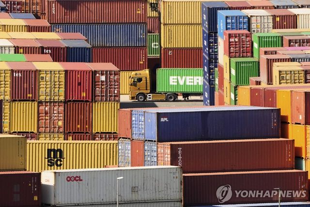 독일 뒤스부르크항의 수출용 컨테이너