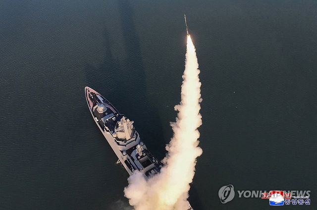 북, 최현호 첫 무장 시험사격…김정은 "해군 핵무장화 가속화"