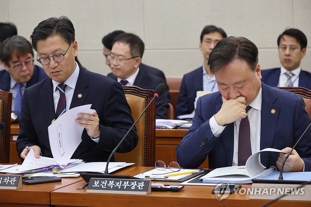 자료보는 조규홍 보건복지부 장관