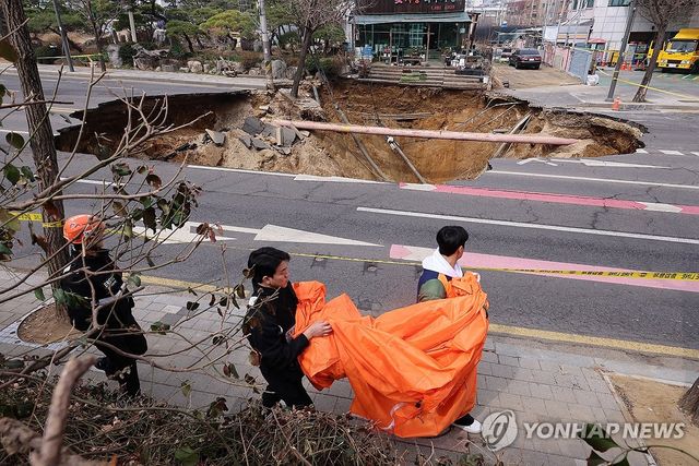 서울 한복판에 발생한 대형 땅꺼짐