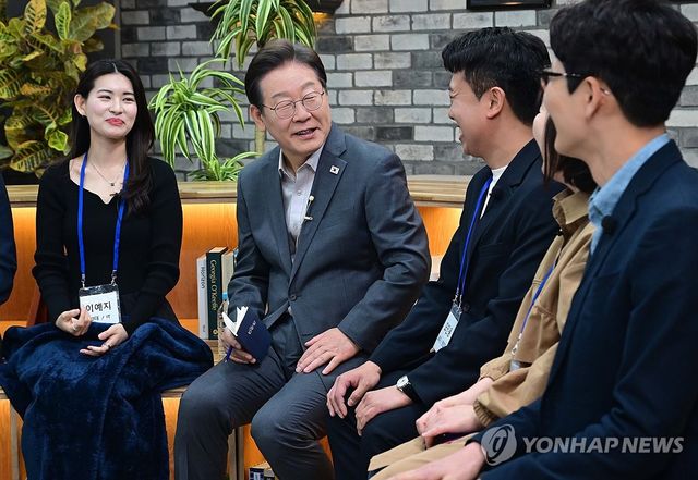 직장인들과 간담회 하는 이재명 후보