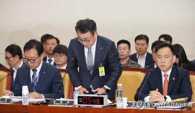 사과하는 유영상 SKT 대표이사