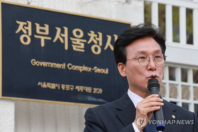 정부서울청사 앞에서 1인 시위하는 김민석 최고위원