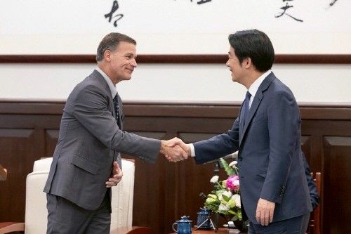 존 아퀼리노 전 前인태사령관(왼쪽)과 라이칭더 대만 총통