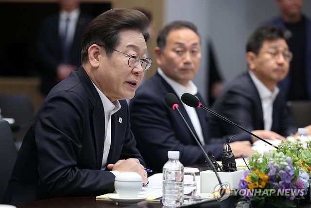 AI 메모리반도체 기업간담회, 인사말하는 이재명 후보