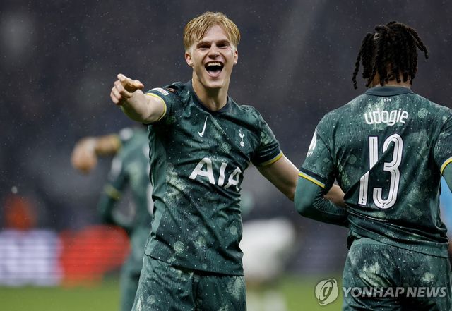 토트넘의 루카스 베리발.