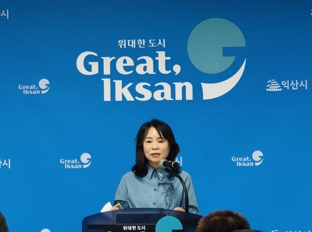 브리핑하는 김영희 익산시 복지교육국장