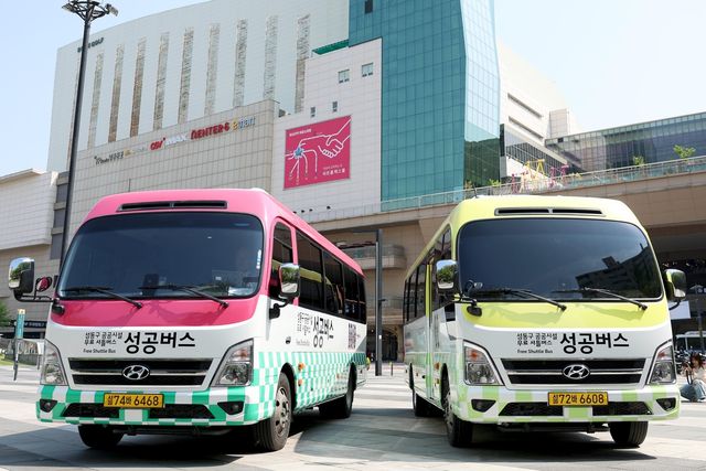 새롭게 신설된 2노선과 3노선 '성공버스'가 왕십리역에 나란히 정차한 모습