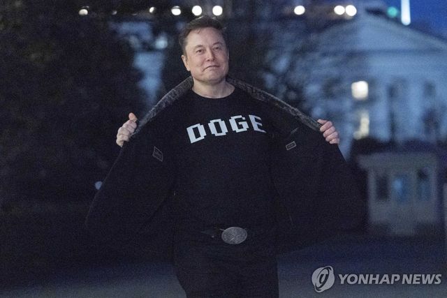 지난달 백악관에서 'DOGE' 쓰인 티셔츠 내보이는 일론 머스크 