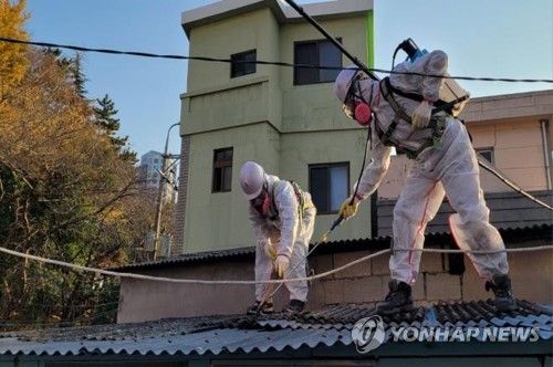 석면 슬레이트를 제거하는 작업. [부산환경공단 제공]
