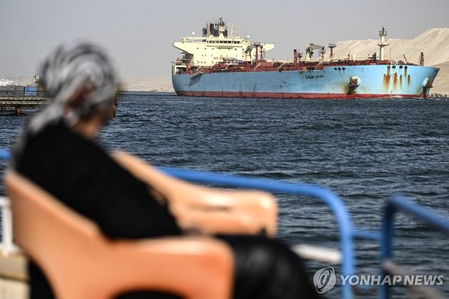 수에즈 운하를 지나 홍해로 들어서는 화물선