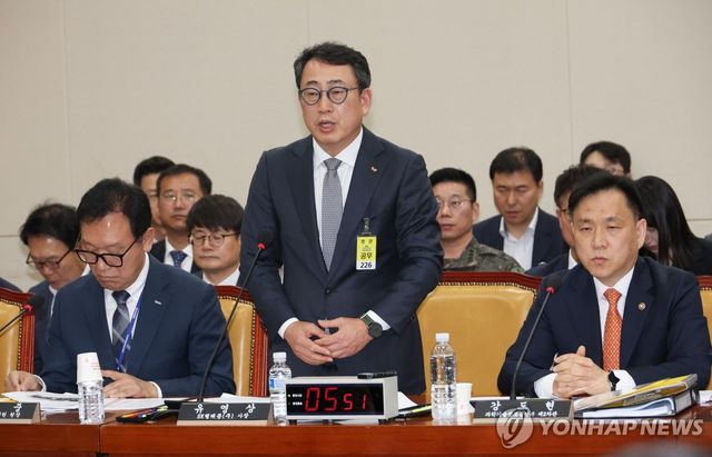 사과하는 유영상 SKT 대표이사