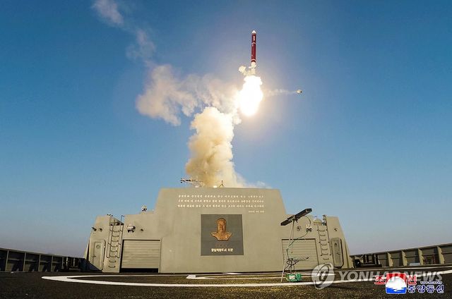 북, 최현호 첫 무장 시험사격…김정은 "해군 핵무장화 가속화"