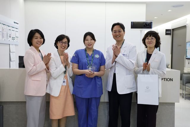 감사패 받는 최애리(가운데) 간호사