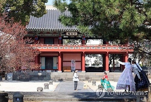 제주목 관아 망경루 앞 외국인 관광객 