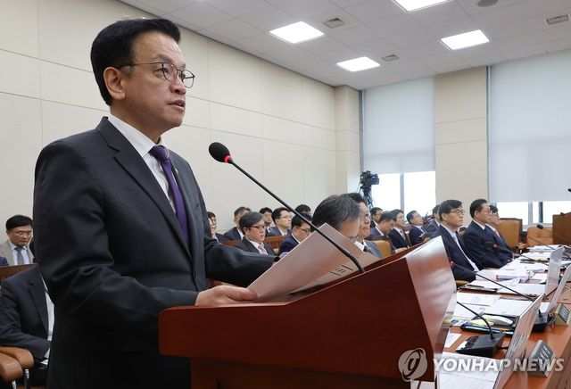 현안 보고하는 최상목 부총리