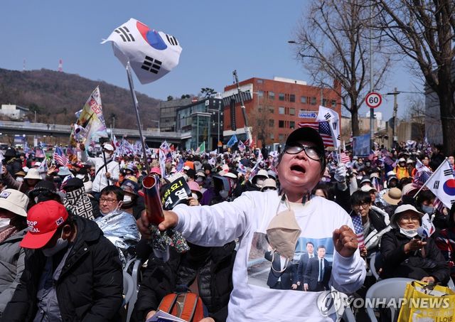 대통령 파면 소식에 오열하는 지지자