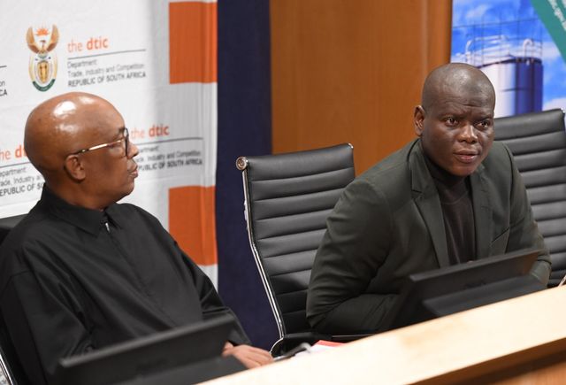 남아공 파크스 타우 통상산업경제부 장관과 로널드 라몰라 국제관계협력부 장관