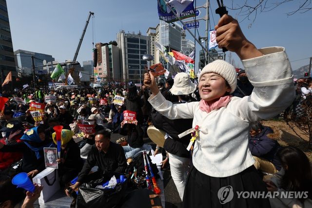 국자와 냄비 들고 나온 시민