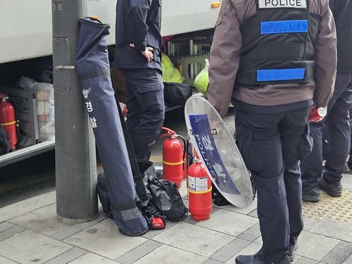 소화기 등 장구류 준비하는 헌법재판소 인근 경찰