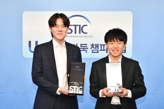 스틱 U-23 챔피언십에서 우승한 한우진(왼쪽)과 준우승한 김승진.