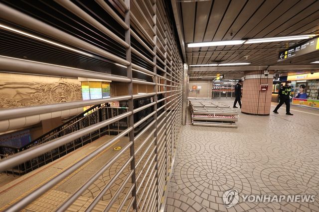 탄핵선고 하루 앞두고 폐쇄된 안국역