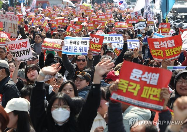탄핵 인용 기뻐하는 시민들