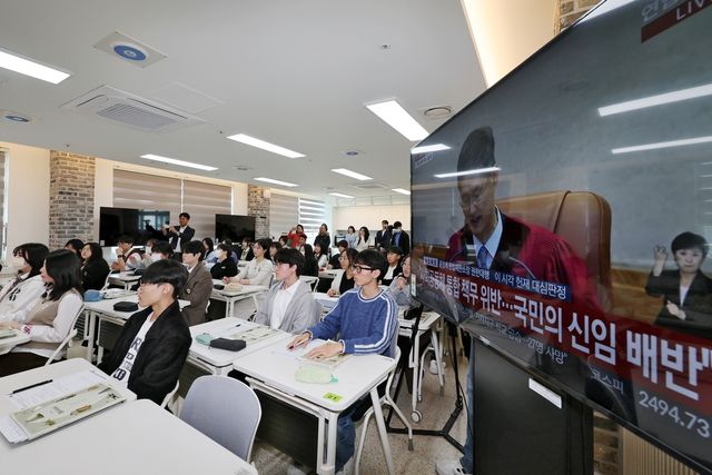 탄핵 인용 지켜보는 광주 고등학생들