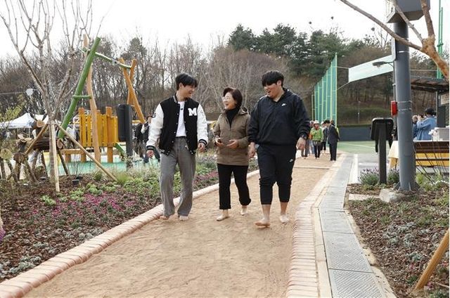 증산체육공원 맨발길을 체험하고 있는 김미경 구청장(가운데)