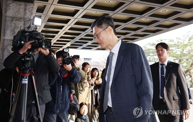 헌재 출근하는 문형배 헌법재판소장 권한대행