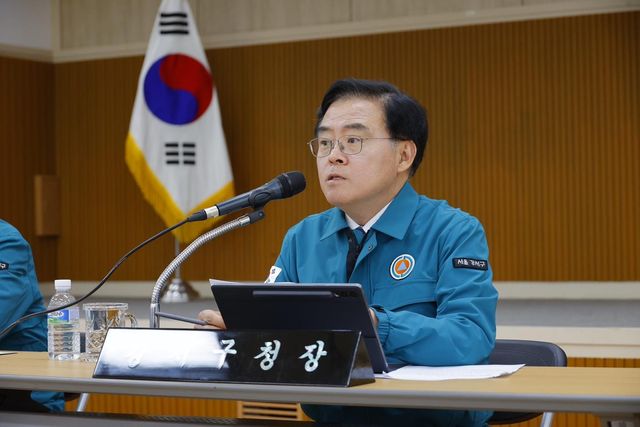 4일 강서구 긴급 간부회의를 주재하는 진교훈 구청장 