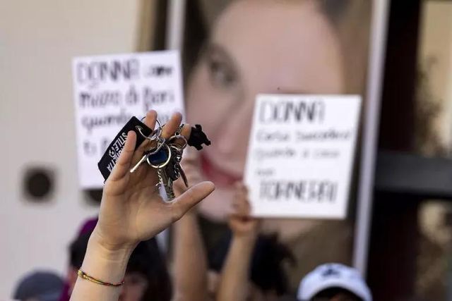 여성 폭력에 더이상 침묵하지 않겠다는 의미로 열쇠 흔드는 시민들