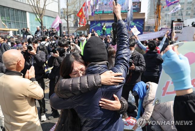 탄핵 인용, 끌어안은 시민들