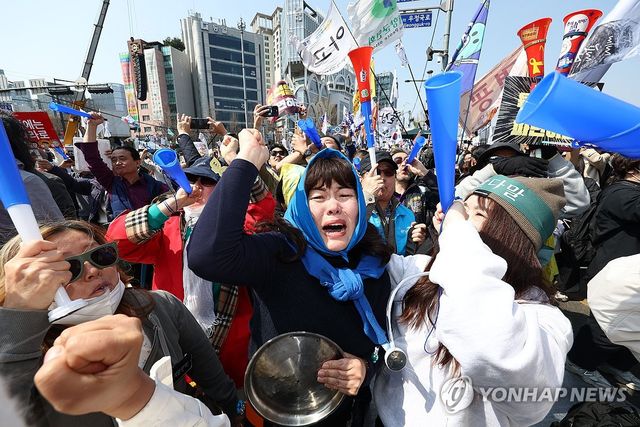 탄핵 인용에 환호하는 시민들