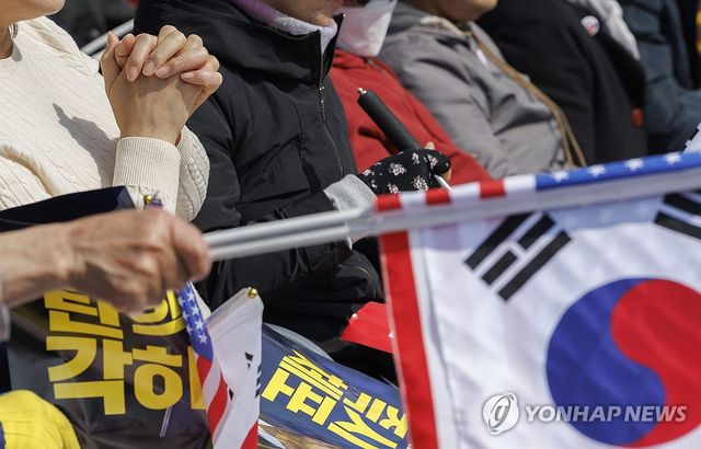 두 손 모아 탄핵 기각 기원했지만