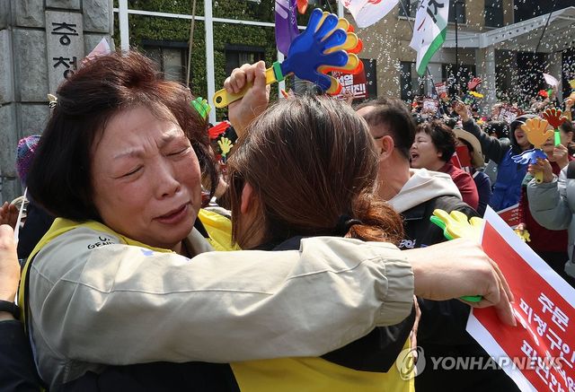 대통령 파면에 환호하는 시민들