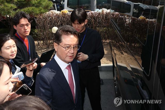 심판정 나서는 윤갑근 변호사